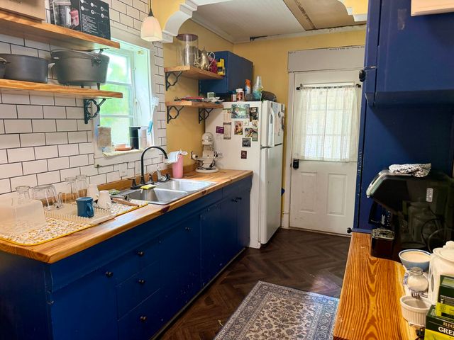 115 E Woodford AVENUE, Carrick, PA 15210