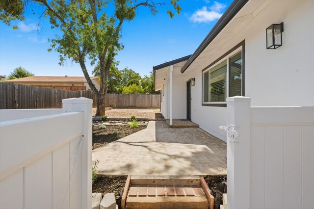12171 Dry Creek Rd, Auburn, CA 95602