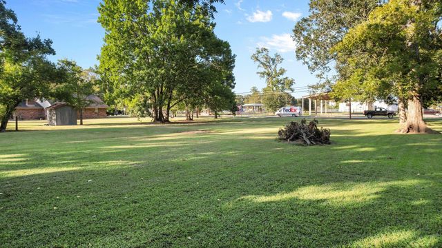 000 Winfree, Dayton, TX 77535