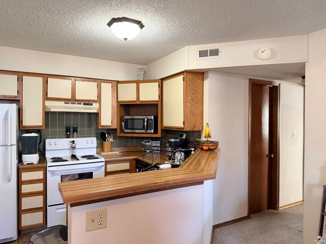 825 Mission Avenue, Manhattan, KS 66502