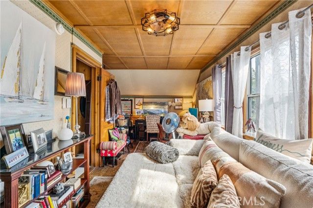 24214 Zurich, Crestline, CA 92325