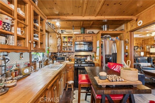 24214 Zurich, Crestline, CA 92325