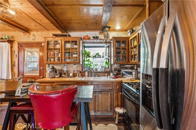 24214 Zurich, Crestline, CA 92325