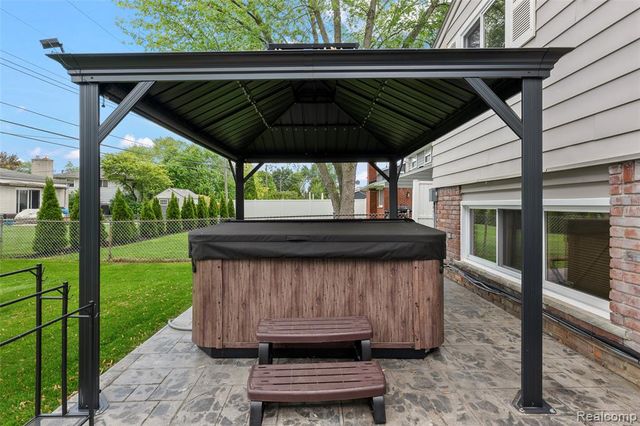 31602 Madison Avenue, Madison Heights, MI 48071