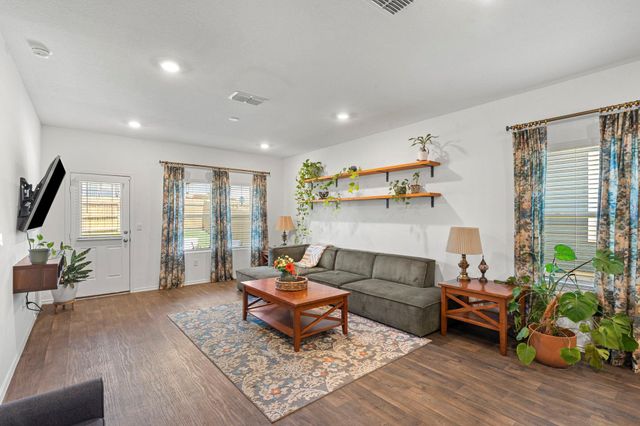 12404 Silversmith LN, Mustang Ridge, TX 78610