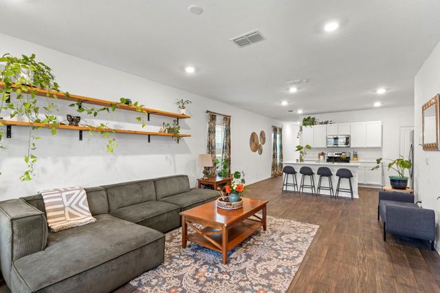 12404 Silversmith LN, Mustang Ridge, TX 78610