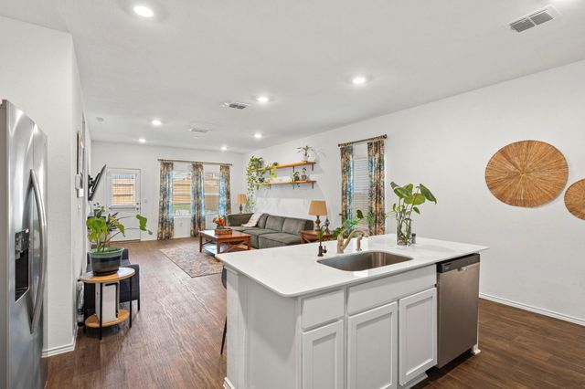 12404 Silversmith LN, Mustang Ridge, TX 78610