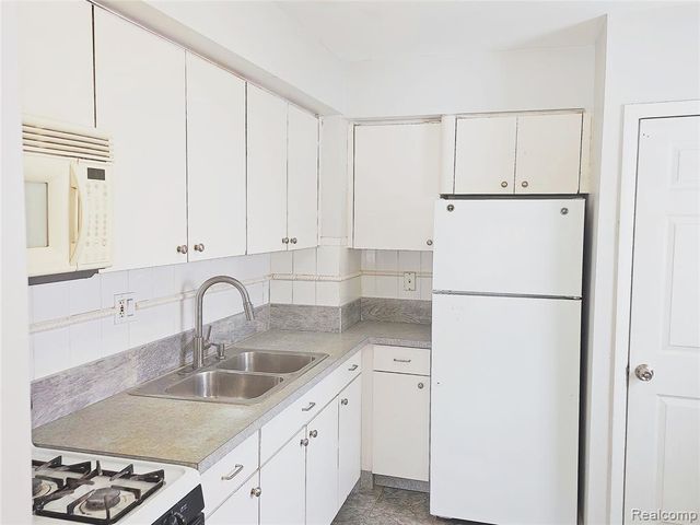 759 E Maxlow Avenue, Hazel Park, MI 48030