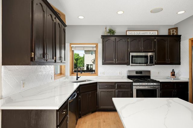 20511 Islandview Circle, Lakeville, MN 55044