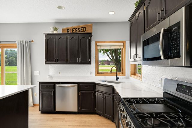 20511 Islandview Circle, Lakeville, MN 55044