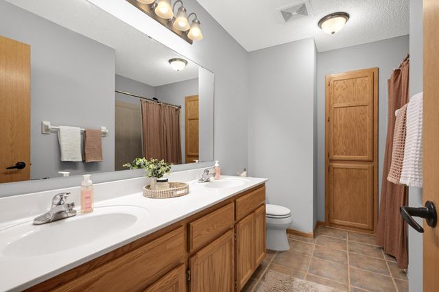 20511 Islandview Circle, Lakeville, MN 55044