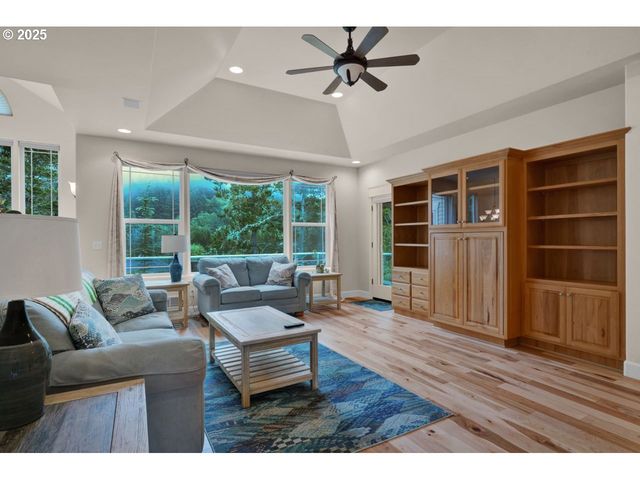 40 Ocean Dunes Dr, Florence, OR 97439
