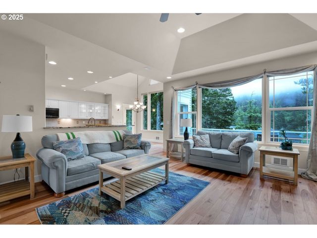 40 Ocean Dunes Dr, Florence, OR 97439