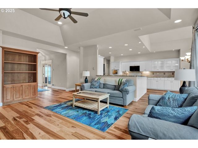 40 Ocean Dunes Dr, Florence, OR 97439