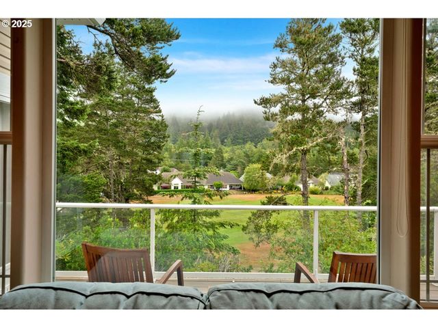40 Ocean Dunes Dr, Florence, OR 97439