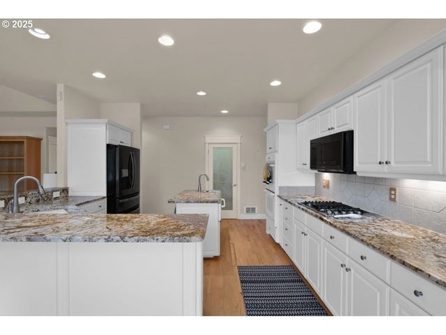40 Ocean Dunes Dr, Florence, OR 97439