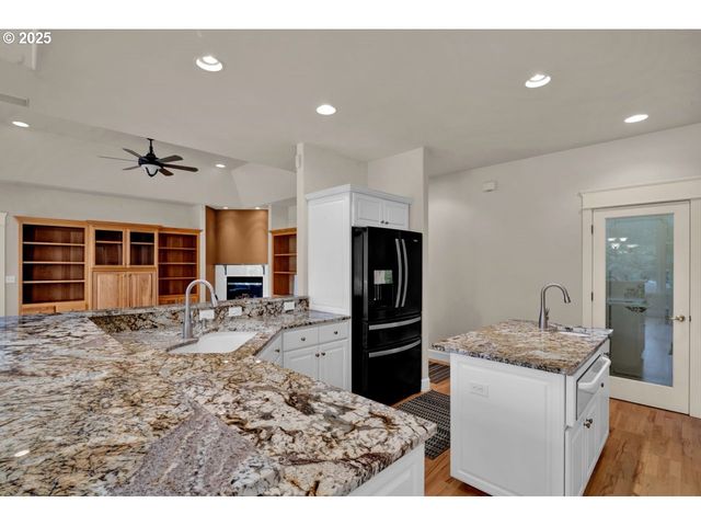 40 Ocean Dunes Dr, Florence, OR 97439