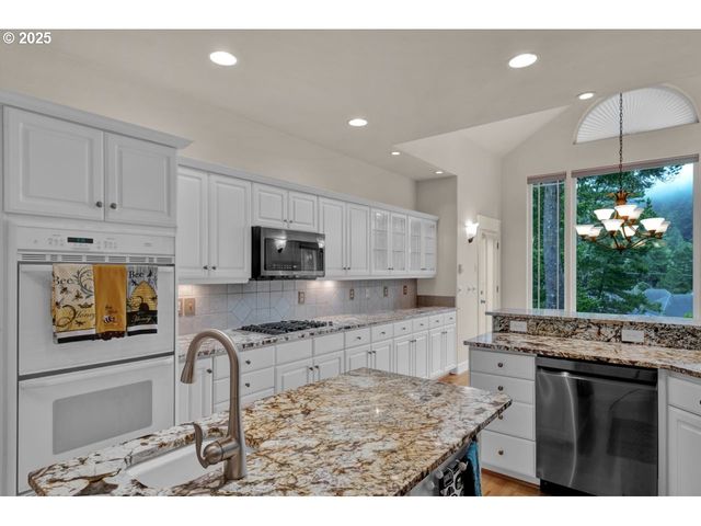 40 Ocean Dunes Dr, Florence, OR 97439