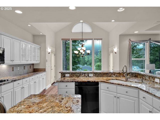 40 Ocean Dunes Dr, Florence, OR 97439