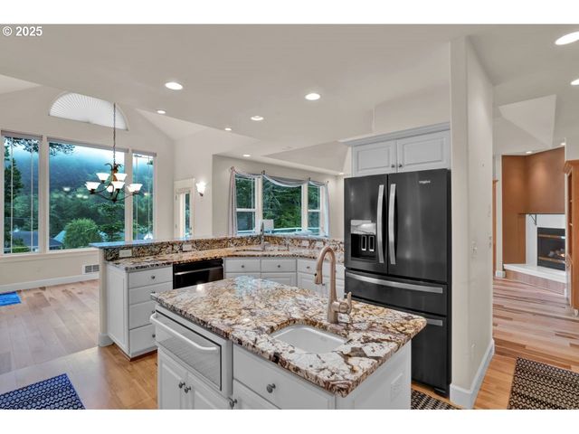 40 Ocean Dunes Dr, Florence, OR 97439