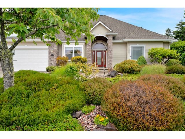 40 Ocean Dunes Dr, Florence, OR 97439