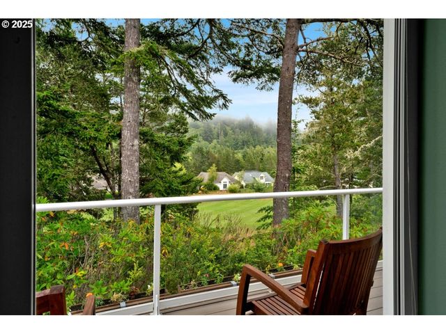 40 Ocean Dunes Dr, Florence, OR 97439