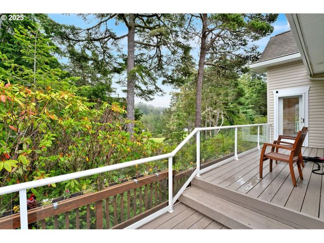 40 Ocean Dunes Dr, Florence, OR 97439