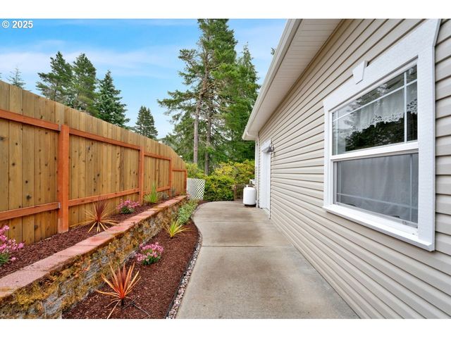 40 Ocean Dunes Dr, Florence, OR 97439