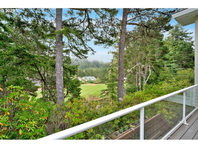 40 Ocean Dunes Dr, Florence, OR 97439