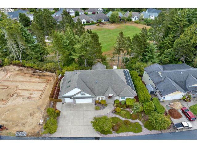 40 Ocean Dunes Dr, Florence, OR 97439