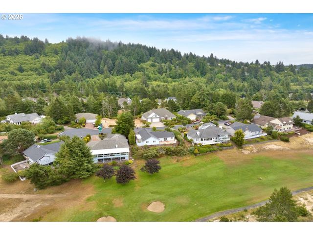 40 Ocean Dunes Dr, Florence, OR 97439
