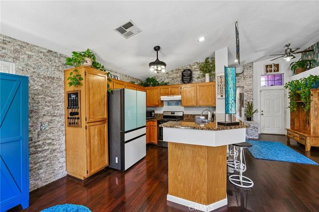 1208 Autumnwood Ln, Perris, CA 92571
