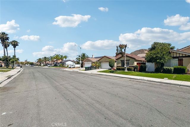 1208 Autumnwood Ln, Perris, CA 92571