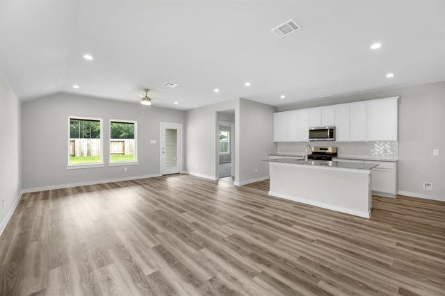 401 Amy Street, Angleton, TX 77515