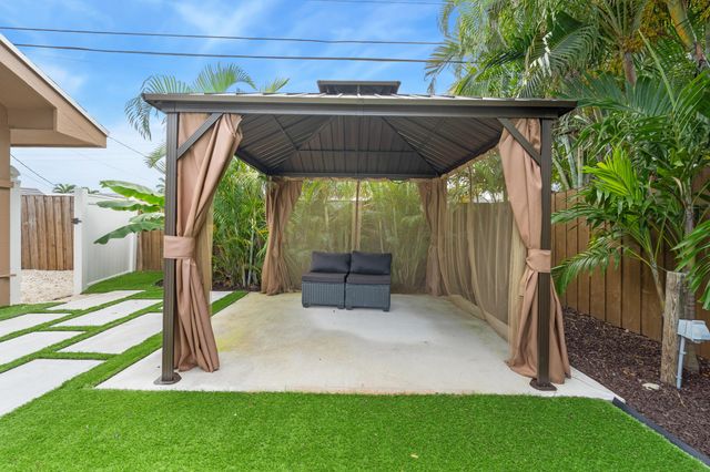 5296 NE 2nd Terrace, Oakland Park, FL 33334
