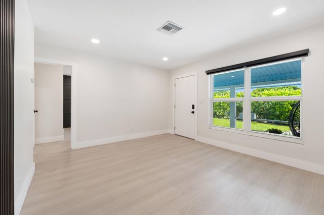 5296 NE 2nd Terrace, Oakland Park, FL 33334