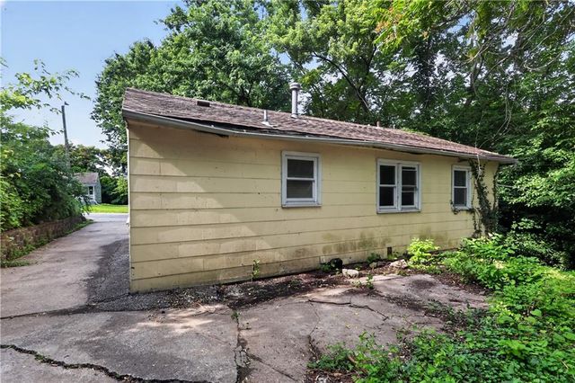1322 E 82nd Street, Kansas City, MO 64131