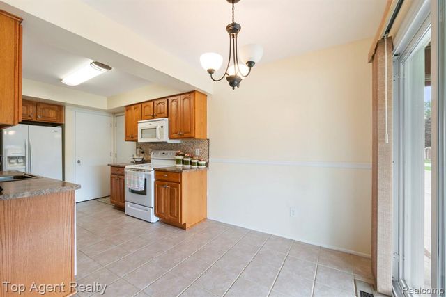 31849 Breezeway, New Baltimore, MI 48047