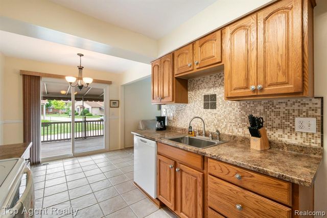 31849 Breezeway, New Baltimore, MI 48047