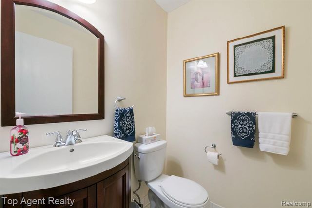 31849 Breezeway, New Baltimore, MI 48047