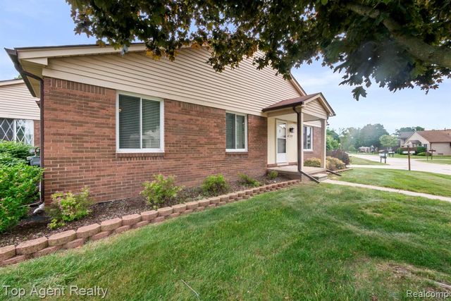 31849 Breezeway, New Baltimore, MI 48047
