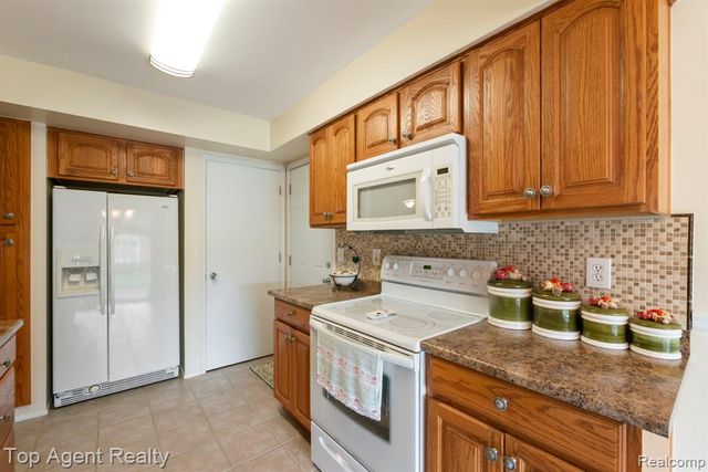 31849 Breezeway, New Baltimore, MI 48047
