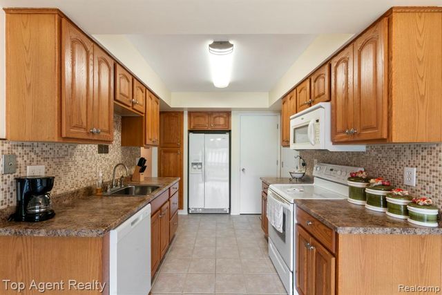 31849 Breezeway, New Baltimore, MI 48047