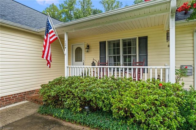 124 Pipsisewa Lane, Stokesdale, NC 27357