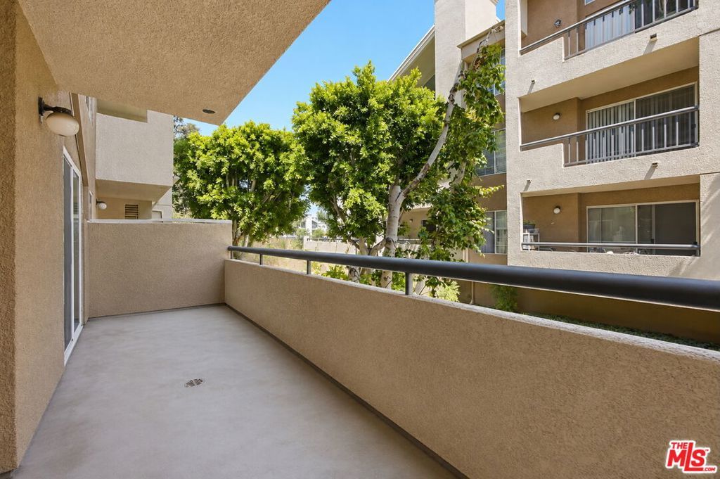Image 11 of property listing at 5535 Canoga Avenue 115, Woodland Hills, CA 91367