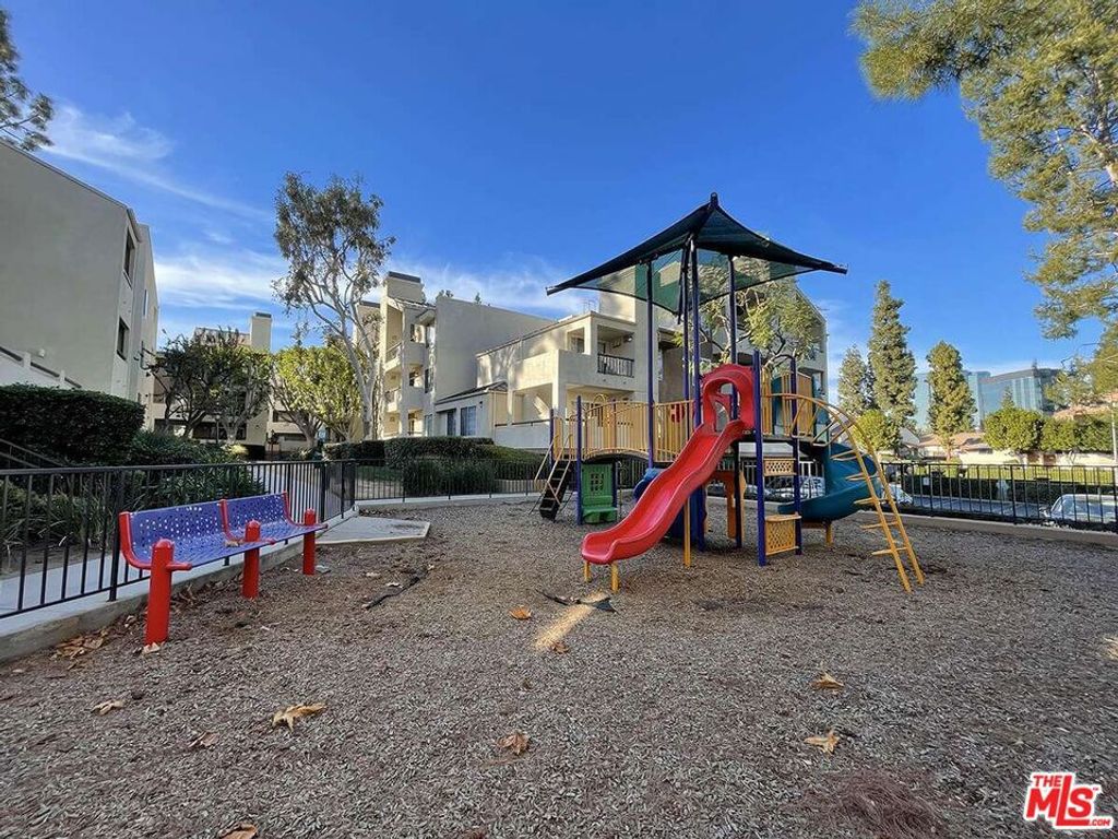 Image 15 of property listing at 5535 Canoga Avenue 115, Woodland Hills, CA 91367