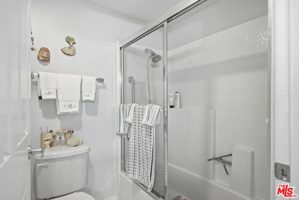 Image 5 of property listing at 5535 Canoga Avenue 115, Woodland Hills, CA 91367