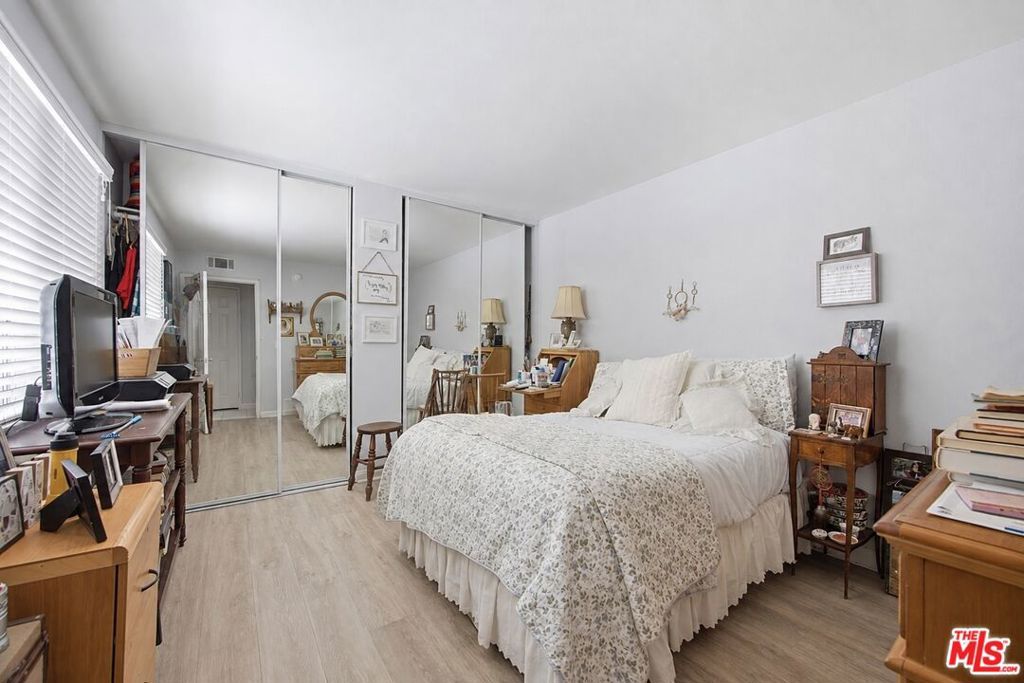 Image 6 of property listing at 5535 Canoga Avenue 115, Woodland Hills, CA 91367