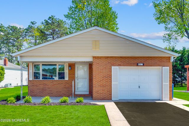 47 Normanton Court, Toms River, NJ 08757