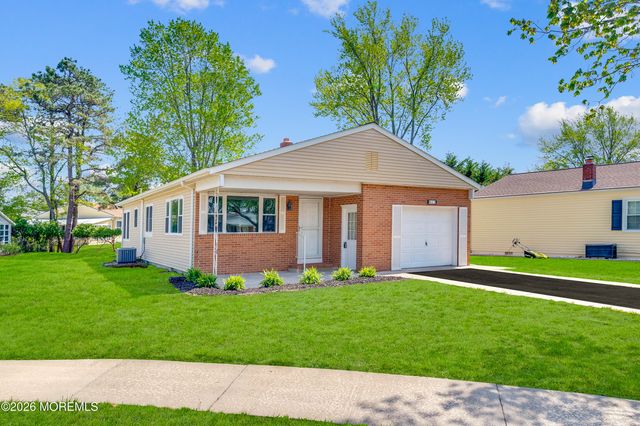 47 Normanton Court, Toms River, NJ 08757